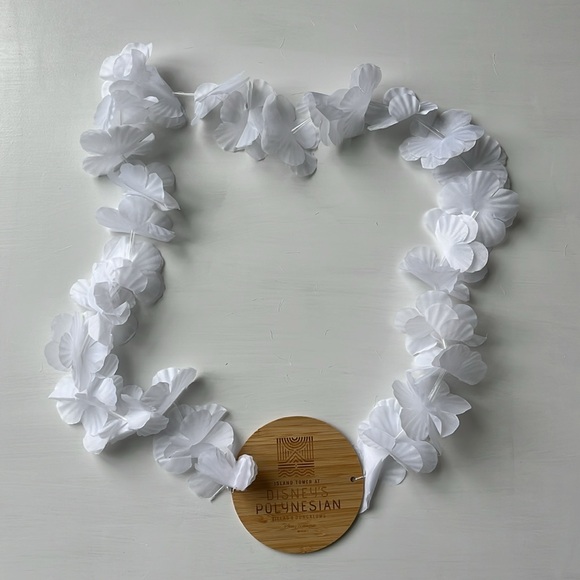 DISNEY’s Polynesian Tower Opening Day Lei Exclusive DVC Gift - Picture 1 of 5